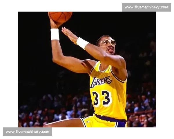 张伯伦对决贾巴尔的时代交锋与中锋王座之争篮球历史上的传奇对决